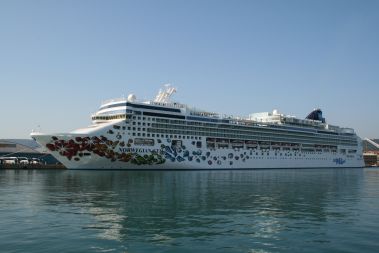V koprskem pristanišču so privezali doslej največjo potniško ladjo, pravo potniško velikanko, Norwegian Gem. 15-nadstropna ladja je dolga skoraj 300 metrov, visoka pa okrog 30 metrov.