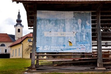 Zbledeli predvolilni plakat zbledele NSi