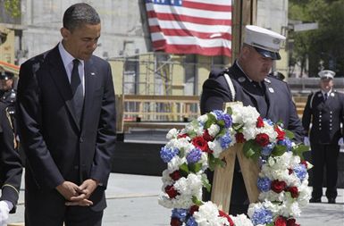 Predsednik Obama štiri dni po eksekuciji Osame bin Ladna polaga venec žrtvam na ''točki nič'' v New Yorku.