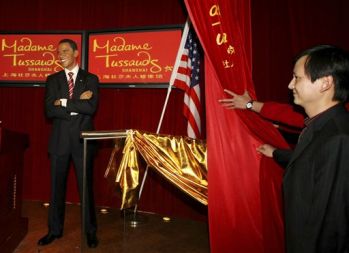 Tokratna prisega ameriškega predsednika je res planetarni dogodek. Le nekaj ur preden se bo Barack Obama preselil v Belo hišo, so v šhanghajskem Muzeju Madame Tussaud slovesno razstavili njegovo voščeno lutko.