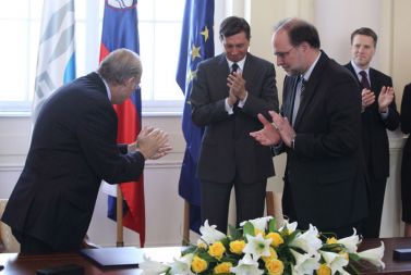 Podpis sporazuma o članstvu Slovenije v OECD: Generalni sekretar Organizacije za ekonomsko sodelovanje in razvoj Angel Gurria, premier Borut Pahor in minister za razvoj Mitja Gaspari (zadaj zunanji minister Samuel Žbogar)