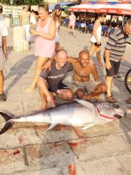 Mladinin sodelavec in aktivist Eko kroga Boštjan Pihler je na Visu s pomočjo Matjaža Gerla po sedemurnem boju potegnil na suho kar 198 cm dolgega in več kot 100 kilogramov težkega modroplavutega tuna. Čestitamo!