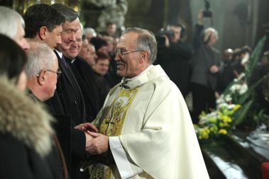 Novemu ljubljanskemu nadškofu in metropolitu Antonu Stresu sta v ljubljanski stolnici čestitala tudi predsednik države Danilo Türk in premier Borut Pahor. 
