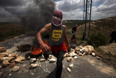 Palestinec med protesti na Zahodnem bregu. Palestinci iz vasi Nabi Salah se borijo za vodo, ki jo izkoriščajo tudi judovski naseljenci v bližnjem naselju Halamiš.