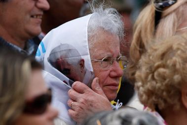 Verniki čakajo na papeža Benedicta XVI., ki je včeraj obiskal Lizbono.    