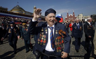 Včeraj so na moskovskem Rdečem trgu pripravili največjo parado po zlomu Sovjetske zveze. Z njo so zaznamovali dan zmage nad nacizmom. V paradi so bili tudi vojni veterani, med njimi 88-letni Mihail Fedin.    