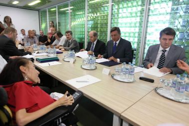 Premier s predstavniki invalidskih organizacija: Borut Pahor meni, da so invalidi pomembna skupina ljudi, ki jih ne smemo spričo drugih problemov pustiti na robu naše pozornosti, predsednica Društva za teorijo in kulturo hendikepa Elena Pečarič pa opozarja, da se še vedno dogajajo številne nepravilnosti pri razdeljevanju sredstev Fiha.