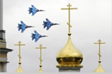 Ruski sokoli na na mednarodnem letalskem mitingu na vojaškem letališču Zukovski, južno od Moskve.