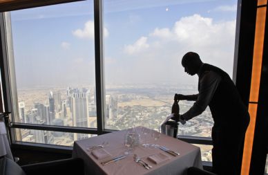 Pogled z najvišje restavracije na svetu At.mosphere v dubajskem nebotičniku Burj Khalifa.