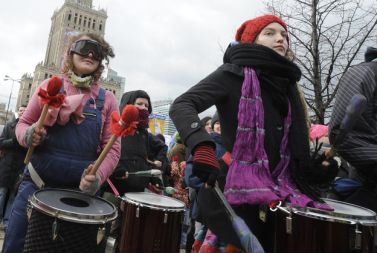 V Varšavi se je na protestnem shodu, ki so ga organizirali ob prihajajočem Dnevu žena, zbralo na stotine ljudi, ki so zahtevali več pravic za ženske.