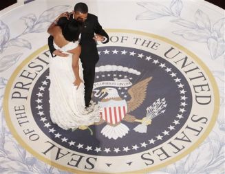 Na poveljniškem plesu se je predsednik Barack Obama zapletel v vlečko prve dame Michelle Obama. Ta ples je bil eden od mnogih, ki se jih je prvi par udeležil po prisegi 44. ameriškega predsednika. Danes Obamo po preplesani noči čaka resno delo.