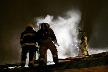 Zaradi pregrete dimniške tuljave je zagorelo ostrešje ateljeja na Metelkovi. Požar so pogasili gasilci Gasilske brigade Ljubljana in Prostovoljnega gasilskega društva Ljubljana mesto.