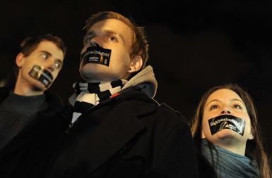 Pripadniki madžarske Amnesty International v Budimpešti z zalepljenimi usti protestirajo proti zloglasnemu medijskemu zakonu, ki so ga obsodili v večini evropskih držav, saj predvideva drastične kazni za novinarje, ki ne bodo hoteli razkriti svojih virov. Na nalepkah piše: »Hočemo svobodo tiska!«