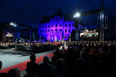 Na današnji dan pred 20 leti je slovenska skupščina sprejela temeljno ustavno listino, ustavni zakon in deklaracijo o neodvisnosti Republike Slovenije, s čimer smo Slovenci prvič v zgodovini dosegli lastno državnost. Na ta dan zato obeležujemo državni praznik dneva državnosti.