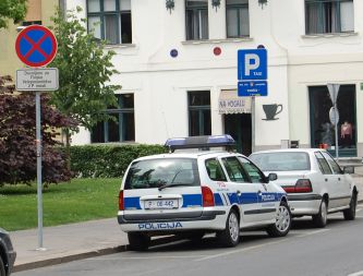 Kdo pravi, da slovenska policija ne sodeluje zgledno s Finci? Če drugega ne, si delijo parkirna mesta...