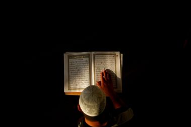 Muslimani praznujejo sveti mesec ramadan, s katerim se spominjajo razodetja Korana poslancu Mohamedu. V tem času izpolnjujejo dolžnost posta, katerega namen je duhovna disciplina, spoznavanje smisla življenja in samodisciplina.