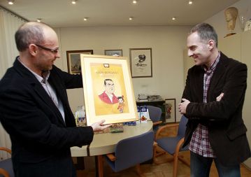 Odgovorni urednik Večera Tomaž Ranc izroča priznanje Igorju Bergantu za najboljšega športnega komentatorja
