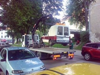 Kdor drugemu jamo koplje... Nenavaden prizor na Grudnoveme nabrežju v Ljubljani (nedaleč stran od Ruplove rezidence) v soboto, 11. julija.