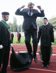 Predsednik države Danilo Türk je včeraj na velenjskem mestnem stadionu v okviru prireditve 49. Skok čez kožo ob dnevu rudarjev opravil častni skok čez kožo. Türk je povedal, da je pred častnim skokom imel globoko tremo.