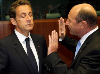 Francoski predsednik Nicolas Sarkozy in romunski kolega Traian Basescu na evropskem vrhu v Bruslju, kjer so razpravlajli tudi o deportacijah romunskih Romov iz Francije. Evropska komisarka za pravosodje Viviane Reding je te deportacije primerjala s tistimi iz druge svetovne vojne.