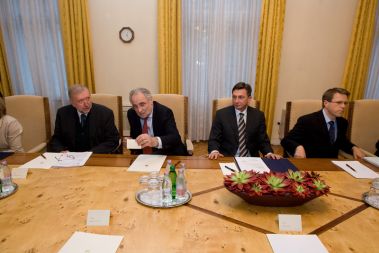 Enotno ali vsak v svojo smer? Vodilni ljudje slovenske zunanje politike na včerajšnjem sestanku predsednikov koalicijskih strank