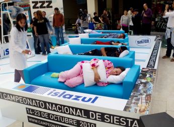 Zdravnica nadzoruje sodelujoče na prvem tekmovanju v siesti v Madridu. Ocenjevali bodo, kdo je prvi zaspal, kdo najglasneje smrči, najbolj originalen položaj med spanjem in najboljšo pižamo. Najtežjo nalogo imajo zdravniki, ki morajo presojati, ali tekmovalci res spijo.