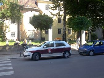 Quod licet Iovi, non licet bovi - dvojna merila ljubljanskih redarjev, ki mirno parkirajo tam, kjer bi \