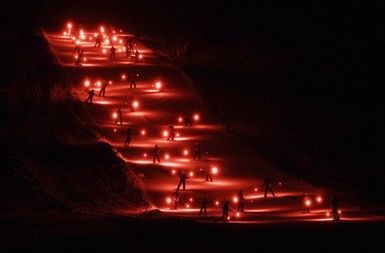 V letovišču Angel Fire, New Mexico, so smučarji z baklami v rokah pričakali prihod novega leta.