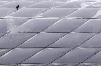 Čiščenje snega z muenchenskega nogometnega stadiona
