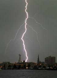 Strela nad Novim Lonodnom v ameriški zvezni državi Connecticut. Okoli 90.000 domov je ostalo brez električne energije.