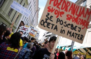 Središče Ljubljane so danes zasedli študentje, ki so z demonstracijami hoteli opozoriti na spornost zakona o malem delu, sprememb štipendijske politike in dijaške prehrane.