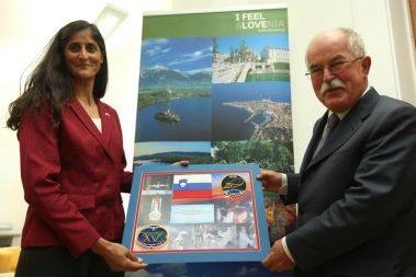 Minister za Slovence v zamejstvu in po svetu Boštjan Žekš je sprejel ameriško astronavtko slovensko-indijskega rodu Sunito Williams, ki se je udeležila 15. slovenskega festivala znanosti.