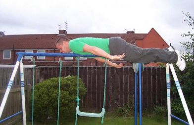 Facebookova skupina ljudi, ki se fotografirajo ležeči na nenavadnih krajih (lying down game) je najprej obnorela Veliko Britanijo, zdaj pa se širi v svet