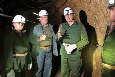 Predsednik raziskuje podzemlje. Danilo Türk v premogovniku Velenje, enem od najbolj sodobno opremljenih rudnikov v Evropi, 400 metrov pod zemljo 