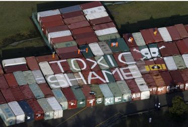 Aktivisti Greenpeacea so z napisom na kontejnerjih v sydneyjskem pristanišču hoteli opozoriti na nevarnost toksičnih odpadkov