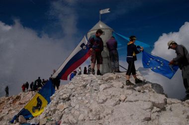 Na današnji dan mineva natanko 231 let od prvega administrativno zabeleženega in dokumentiranega vzpona na Triglav. V zgodovino slovenskega planinstva in Triglava so se takrat za večno zapisali Luka Korošec iz Koprivnika, Matevž Kos iz Jereke, Štefan Rožič iz Savice in Lovrenc Willomitzer iz Stare Fužine.