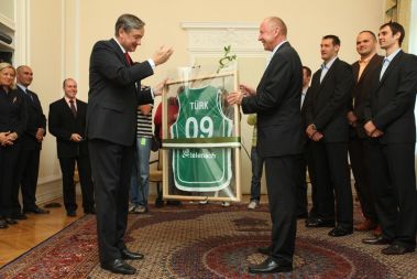 Na sprejemu predsednika države za delegacijo KZS in slovensko moško člansko košarkarsko reprezentanco je predsednik KZS Dušan Šešok Danilu Türku podaril dres reprezentance.