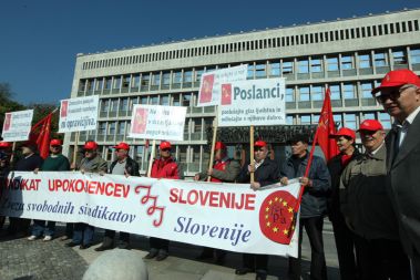 Predstavniki Sindikata upokojencev Slovenije iz Zveze svobodnih sindikatov Slovenije so pred začetkom proračunske seje pred DZ pripravili opozorilni shod proti predlogu vlade za zamrznitev pokojnin. Menijo, da država ne bi smela tako prizadeti upokojencev, ki so med najbolj ranljivimi družbenimi skupinami.