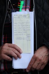 Vegradov delavec, ki stavka pred poslopjem propadlega podjetja