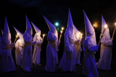 To niso pripadniki Ku Klux Klana, ampak spokorniki druščine Dolors. Udeležili so se velikonočne procesije v španskem Vergesu.