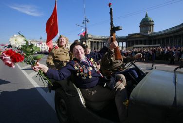 Ruske veteranke druge svetovne vojne v St. Petersburgu na dan zmage   