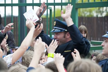 Policist Dejan Zavec je podlegel navalu otrok, ki so hoteli njegov podpis. Na OŠ Oskarja Kovačiča so organizirali akcijo za večjo varnost v prometu, ki so se je udeležili tudi ministrica Kresalova ter športnika, zaposlena na policiji, Tina Maze in Dejan Zavec.