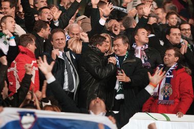 Konec tekme v Mariboru (Borut Pahor čestita Danilu Türku, Dimitrij Medvedjev pa stoji ob strani)