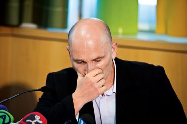 Nekdanji tožilec Boštjan Penko na novinarski konferenci, na kateri so ga premagale solze