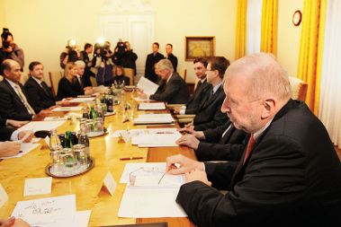 Dimitrij Rupel na sestanku predsednikov parlamentarnih strank, od novembra dalje sedi na strani nove vlade