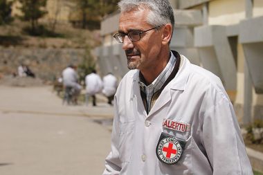 Italijanski zdravnik Alberto Cairo trdi, da bodo morali proteze v vseh delavnicah Rdečega križa v Afganistanu izdelovati še vsaj štirideset let.