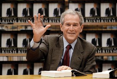 George Bush predstavlja svojo knjigo v domačem Dallasu