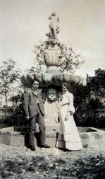 Neptunov vodnjak na vrtu družinske vile Del Cottovih na Poljanah v Ljubljani, prva četrtina 20. stoletja. Fotodokumentacija MGML.