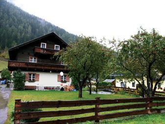 Suntinger je zdaj pri gorskih kmetih zelo priljubljen. Pobočij in strmin se oprijemljejo lesene kmečke hiše iz 18. stoletja.