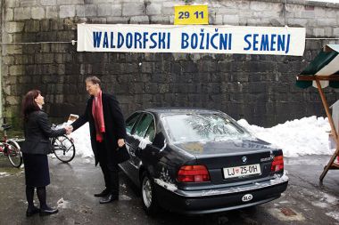 Že več kot 154 uradnikov in funkcionarjev uporablja službena vozila za zasebne zadeve. Tudi Lukšič lahko s svojim službenim BMW odide na dopust. Ko se vrne, mu ga natankajo in sčistijo na državne stroške.